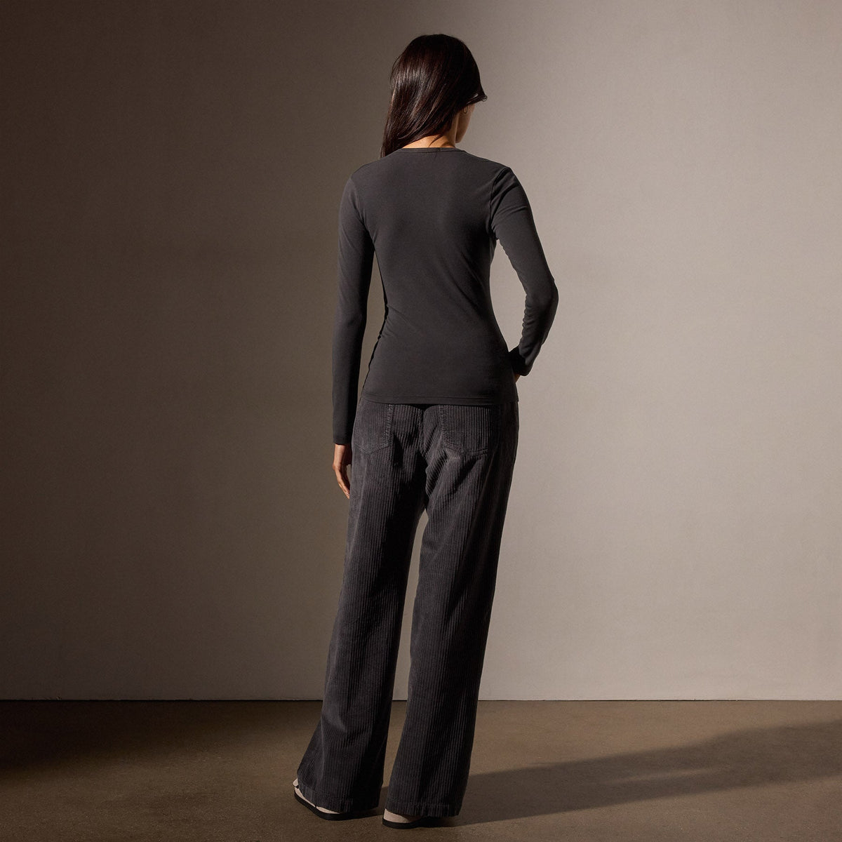 Stretch Lotus Deep V Tee in Carbon | James Perse Los Angeles