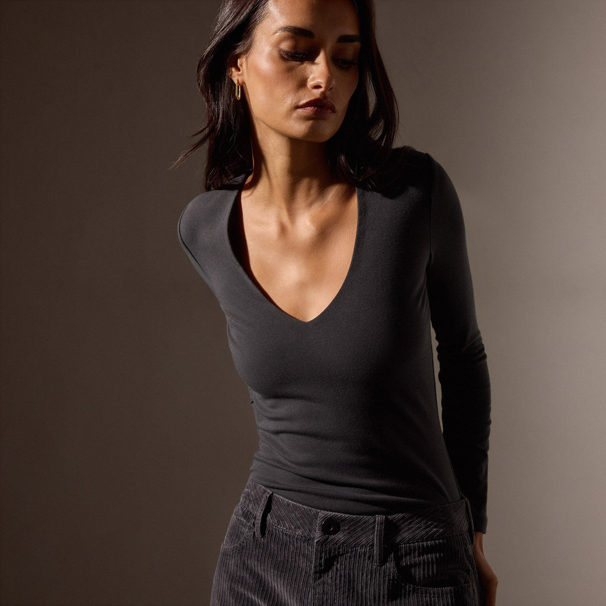 Stretch Lotus Deep V Tee in Carbon | James Perse Los Angeles
