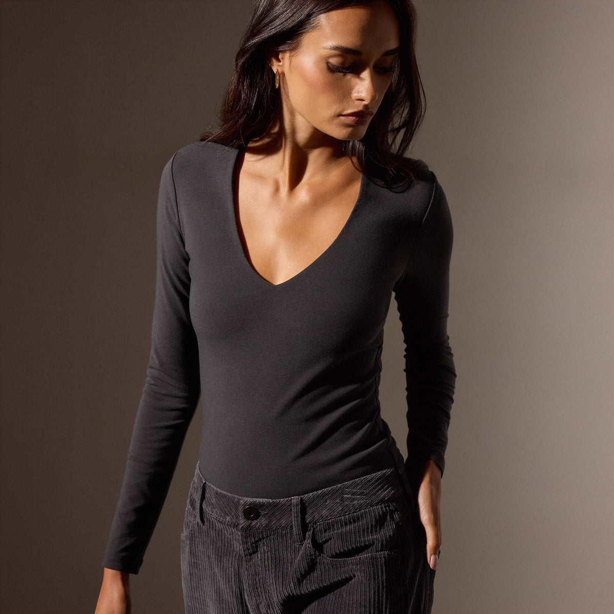 Stretch Lotus Deep V Tee in Carbon | James Perse Los Angeles