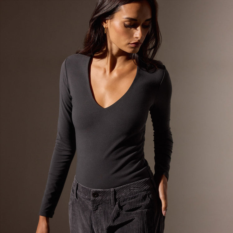 Stretch Lotus Deep V Tee in Carbon | James Perse Los Angeles