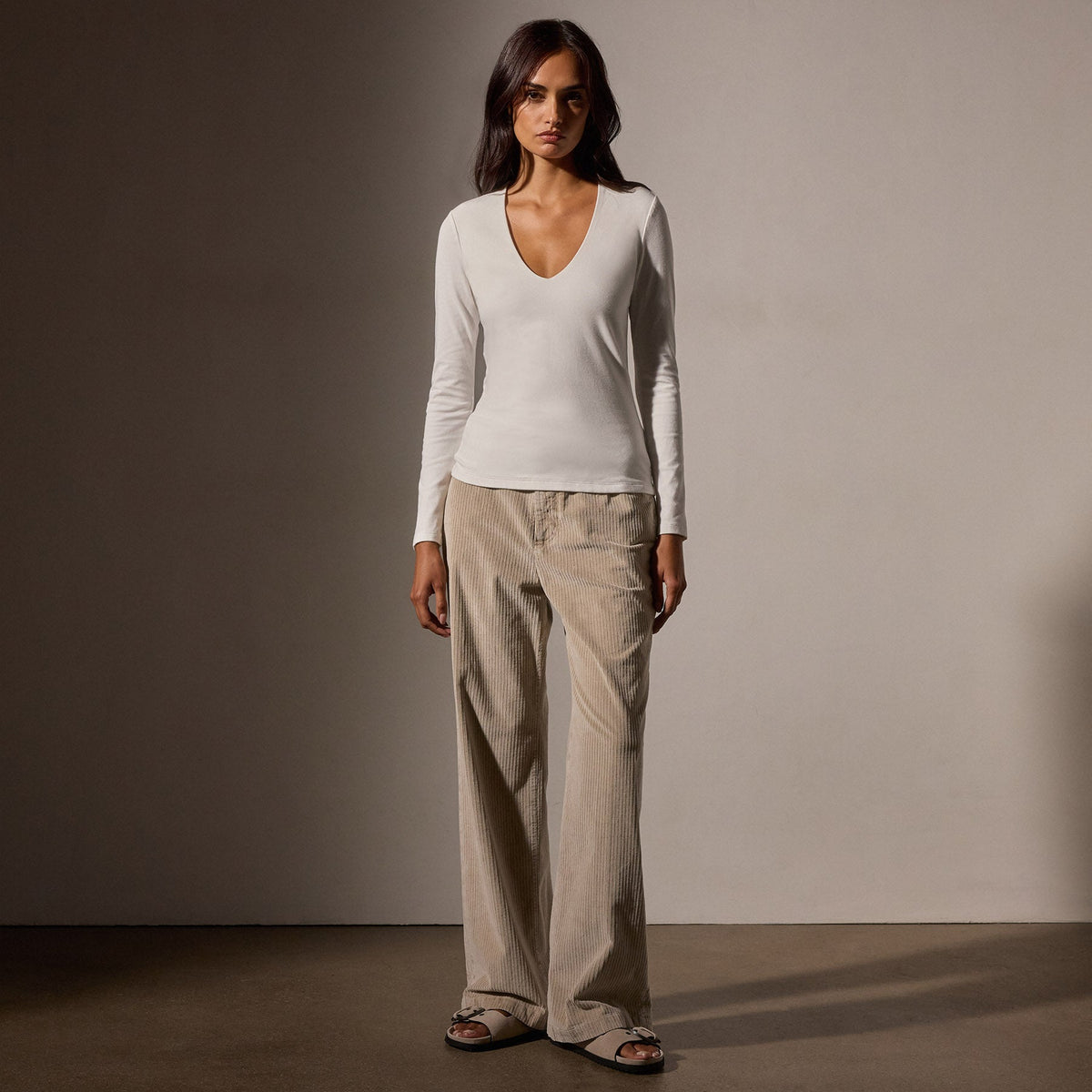 Stretch Lotus Deep V Tee in White | James Perse Los Angeles