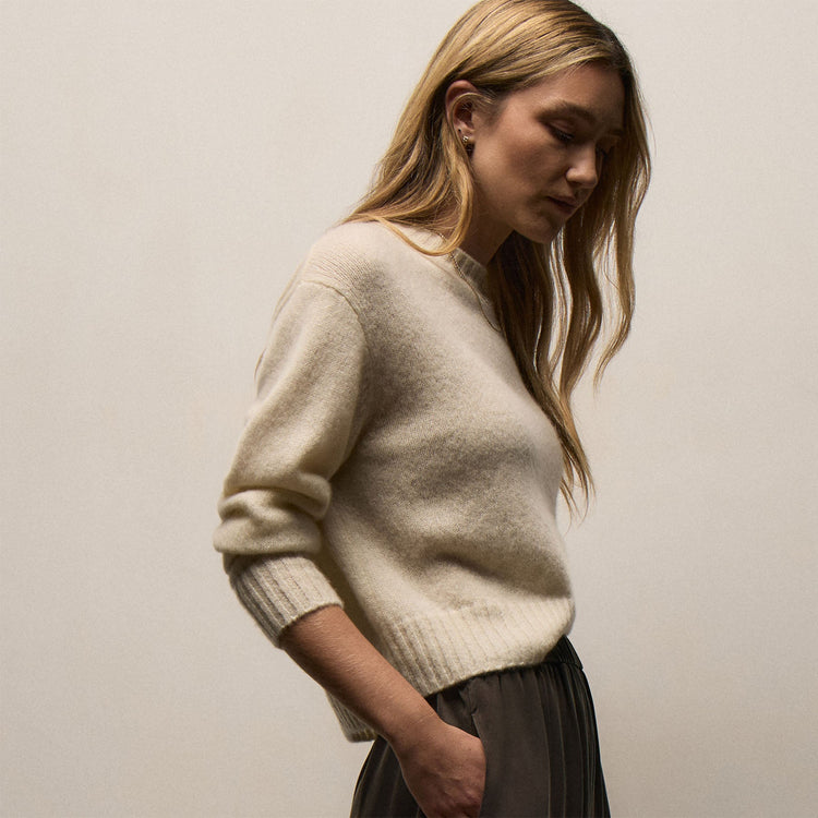 Women's Lightweight Textured Cashmere Crew Gift Set in Gypsophila/Ivory | James Perse Los Angeles