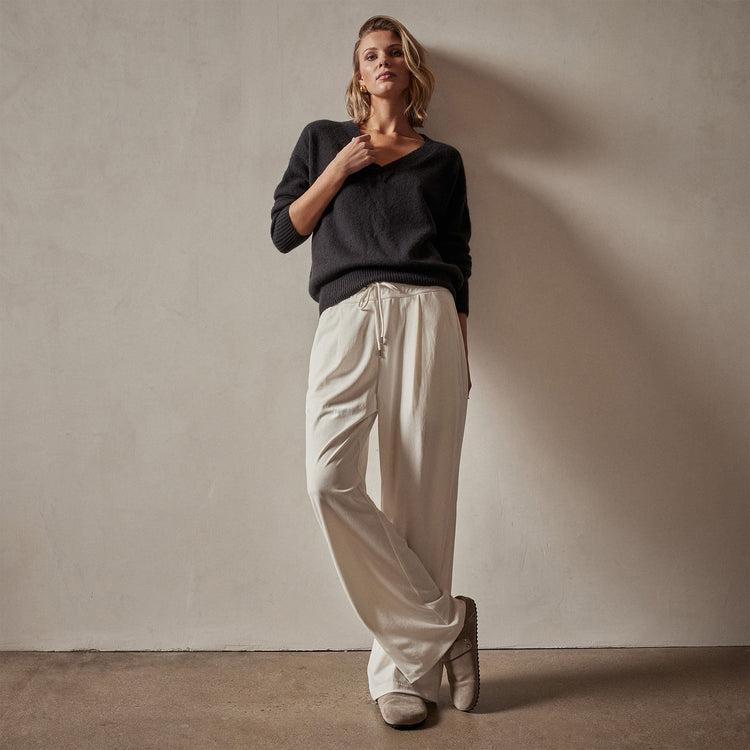Lightweight Cashmere V Neck Sweater in Black | James Perse Los Angeles