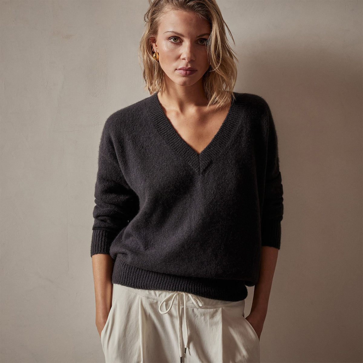 Lightweight Cashmere V Neck Sweater in Black | James Perse Los Angeles