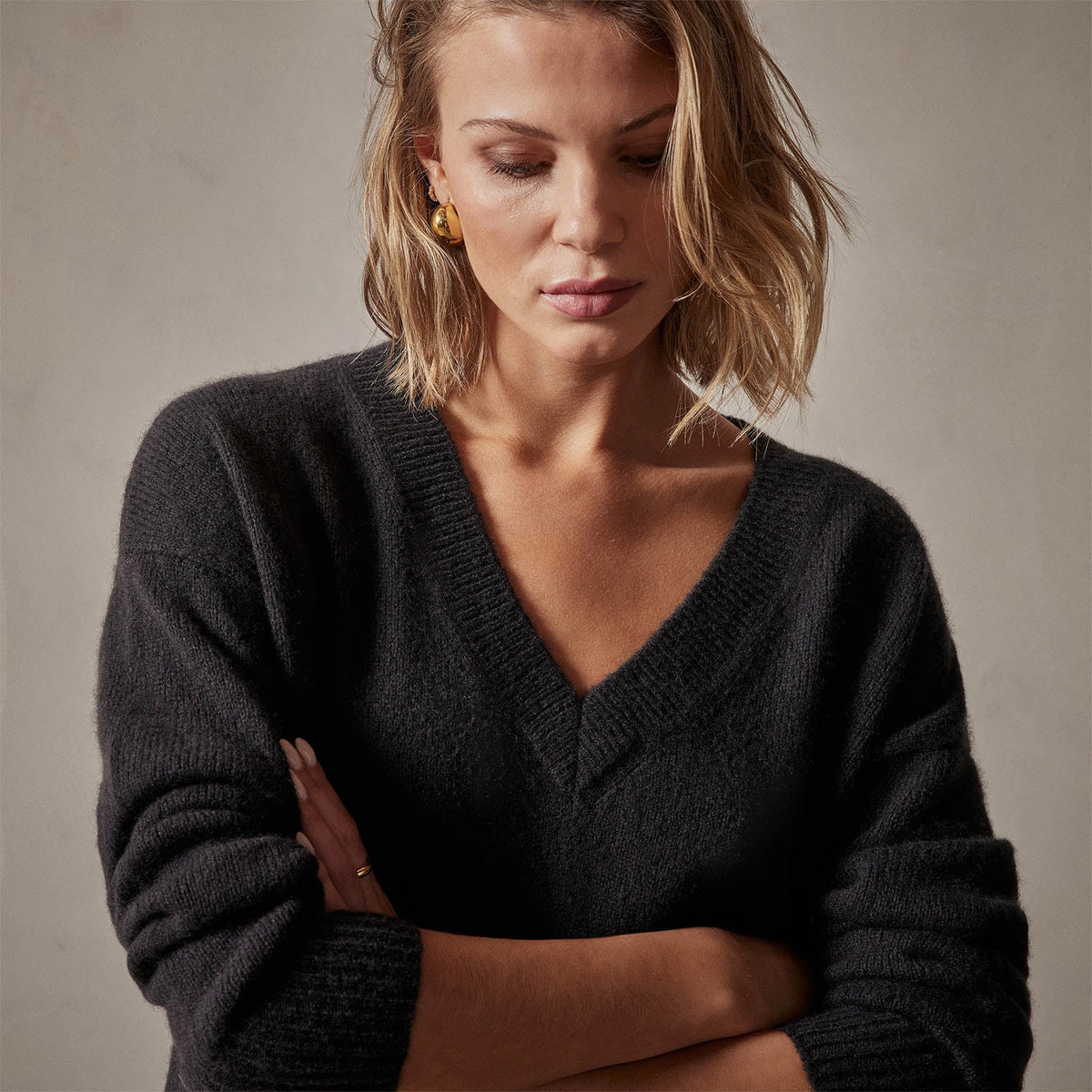 Lightweight Cashmere V Neck Sweater in Black | James Perse Los Angeles
