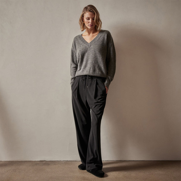 Lightweight Cashmere V Neck Sweater in Thunder | James Perse Los Angeles