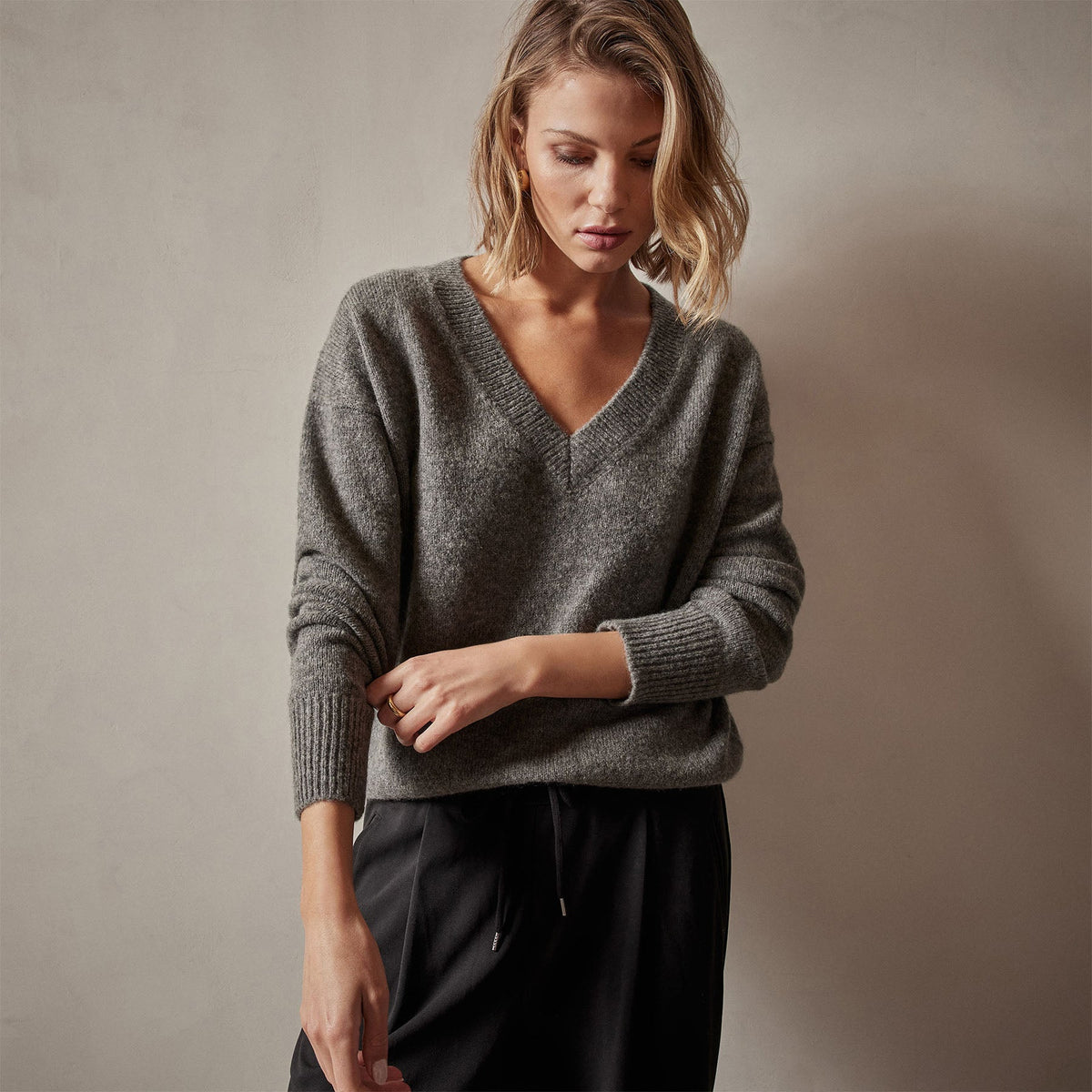 Lightweight Cashmere V Neck Sweater in Thunder | James Perse Los Angeles