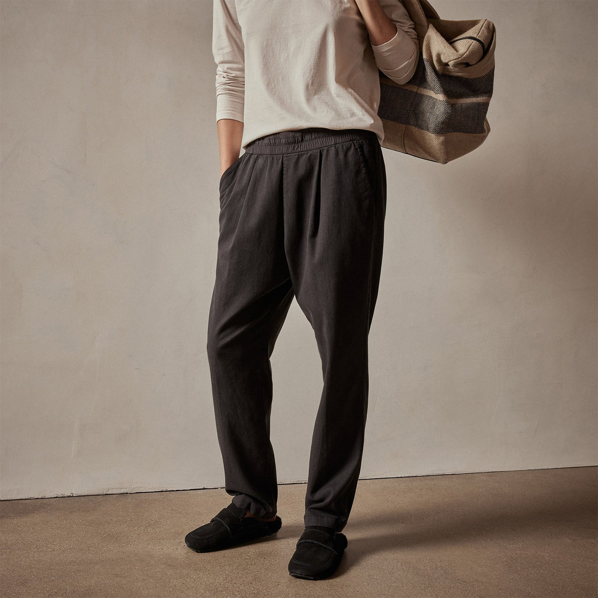 Single Pleat Relaxed Pant in Black | James Perse Los Angeles
