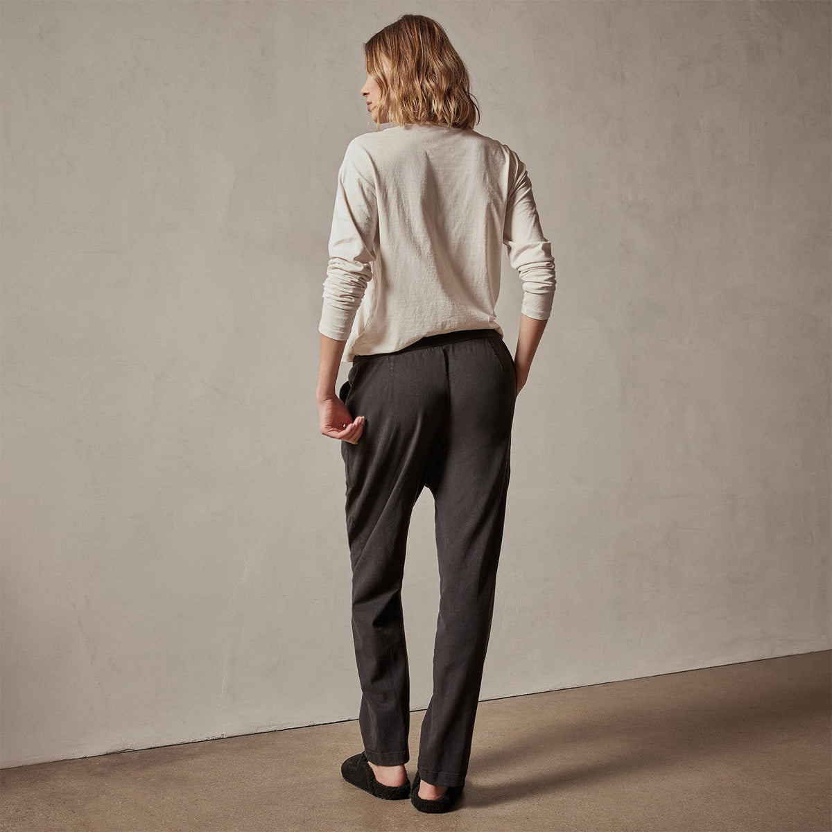 Single Pleat Relaxed Pant in Black | James Perse Los Angeles