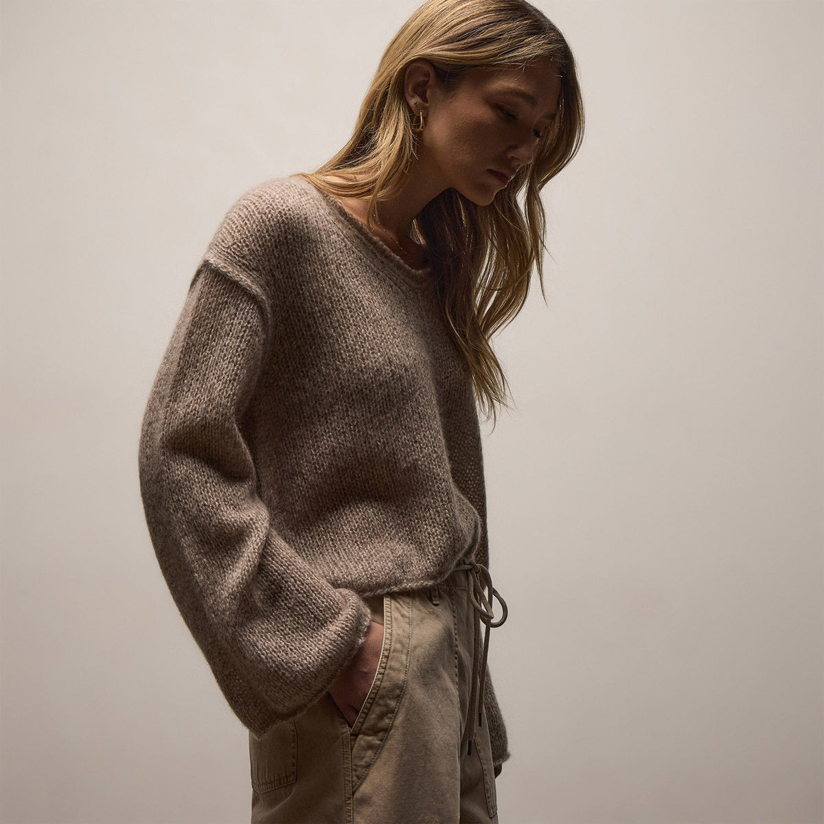 Cshmere Silk Marl Crpd V Neck in Grout Mix | James Perse Los Angeles