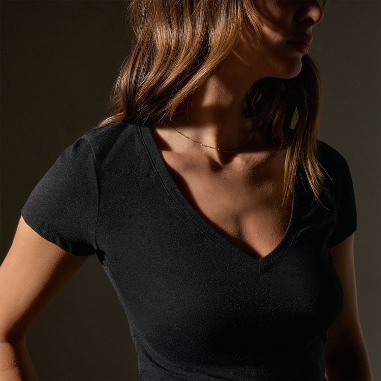 VinNeck Cropped Tee in Black | James Perse Los Angeles