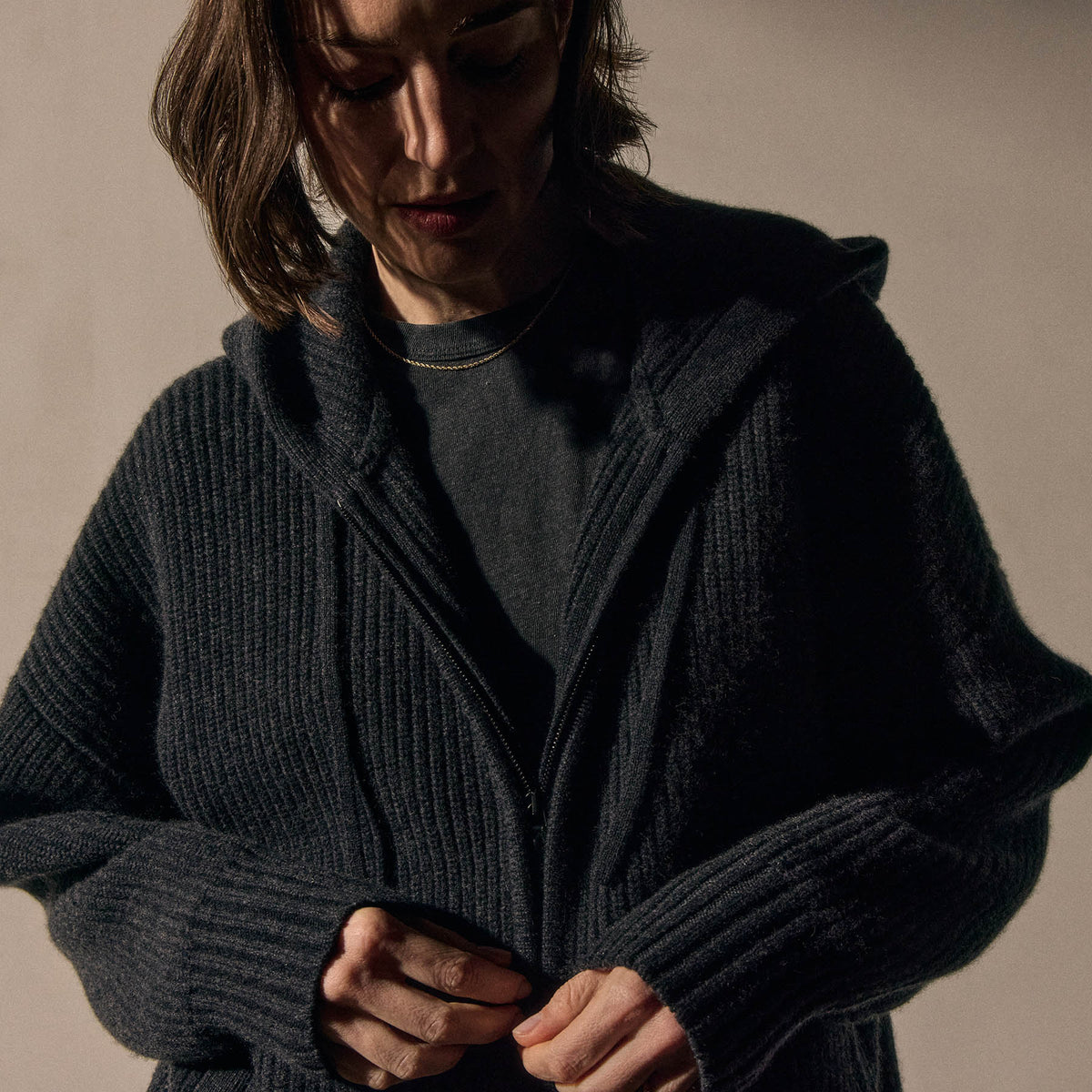 Beach Zip Sweater in Coal | James Perse Los Angeles / Womens