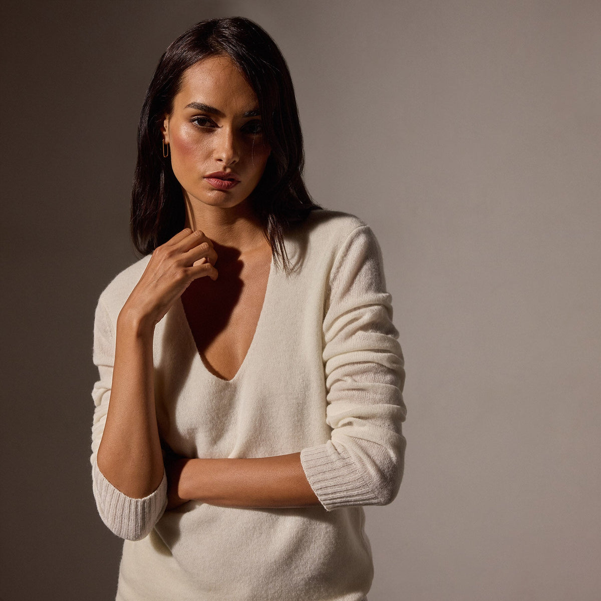 Soft Featherweight Cashmere Deep V Sweater in Oyster | James Perse Los Angeles