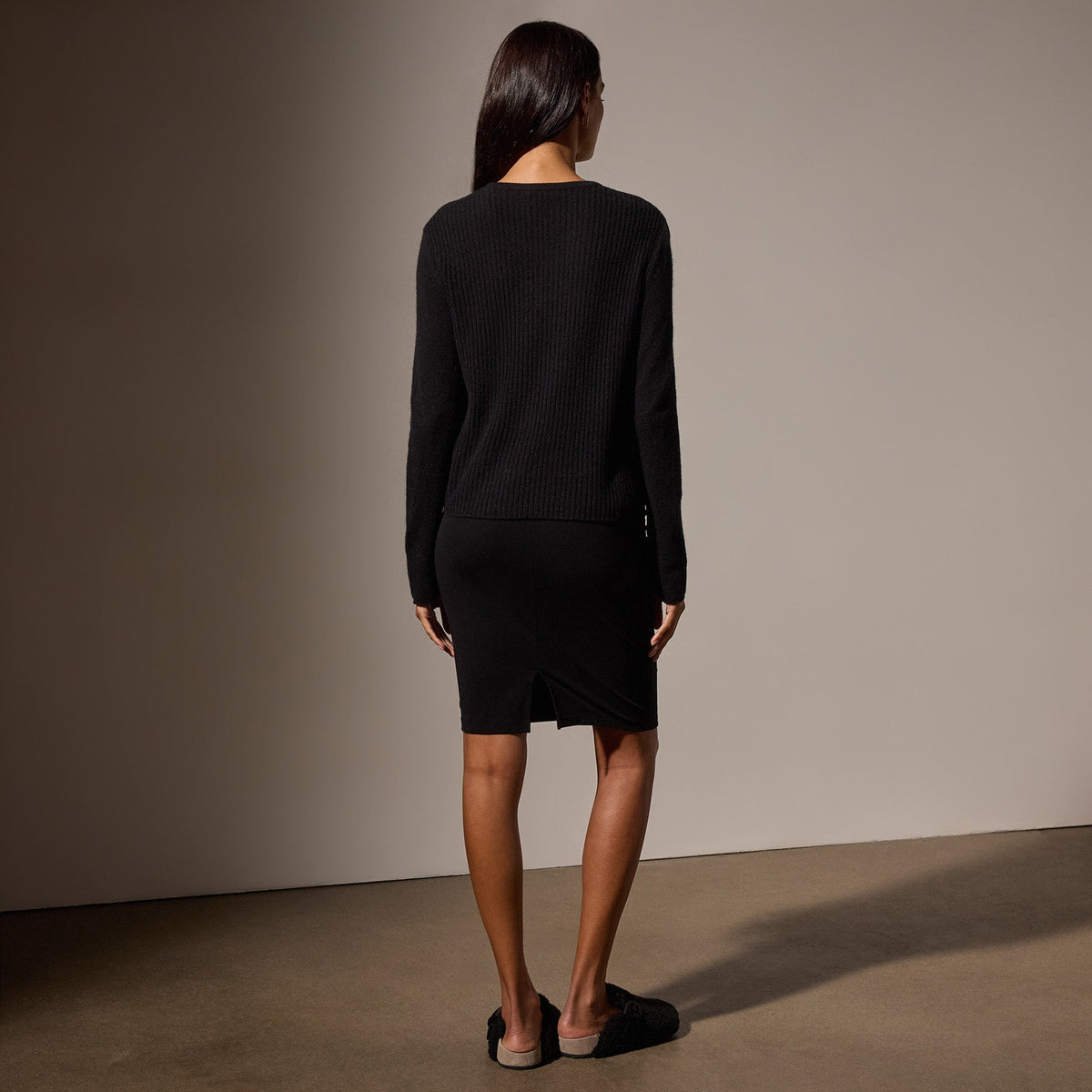 Soft Featherweight Cashmere Crew Neck Sweater in Black | James Perse Los Angeles