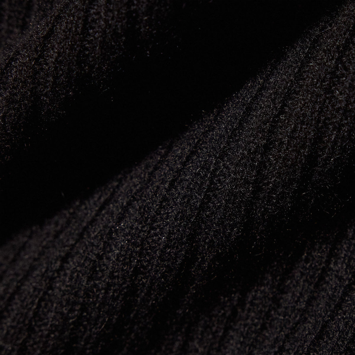 Soft Featherweight Cashmere Crew Neck Sweater in Black | James Perse Los Angeles
