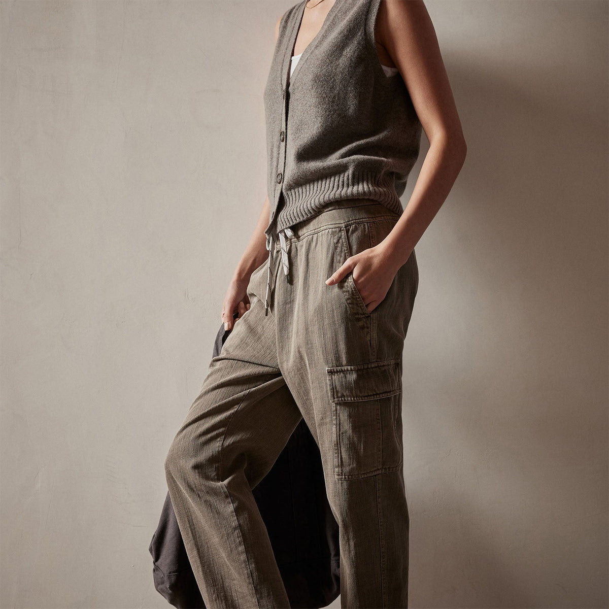 Zuma Cargo Pant in Ammo Pigment | James Perse Los Angeles