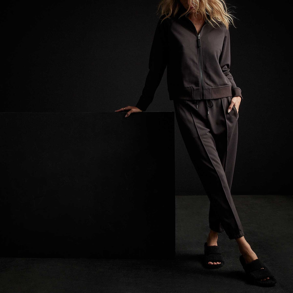 Piped Pintuck Track Pant in Chocolate | James Perse Los Angeles