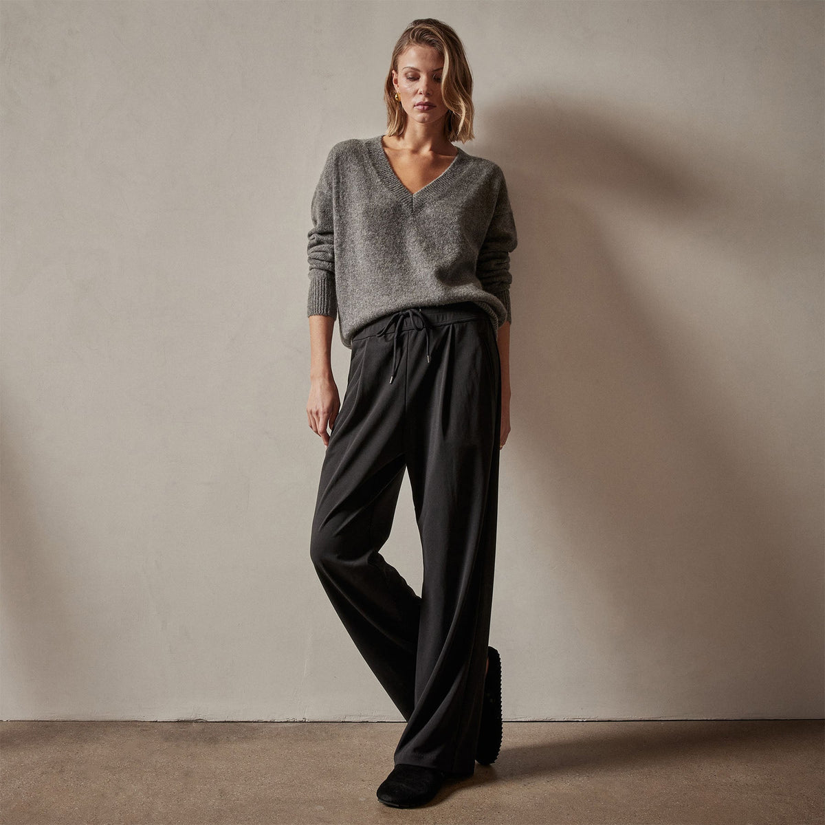 Single Pleat Knit Dress Pant in Black | James Perse Los Angeles