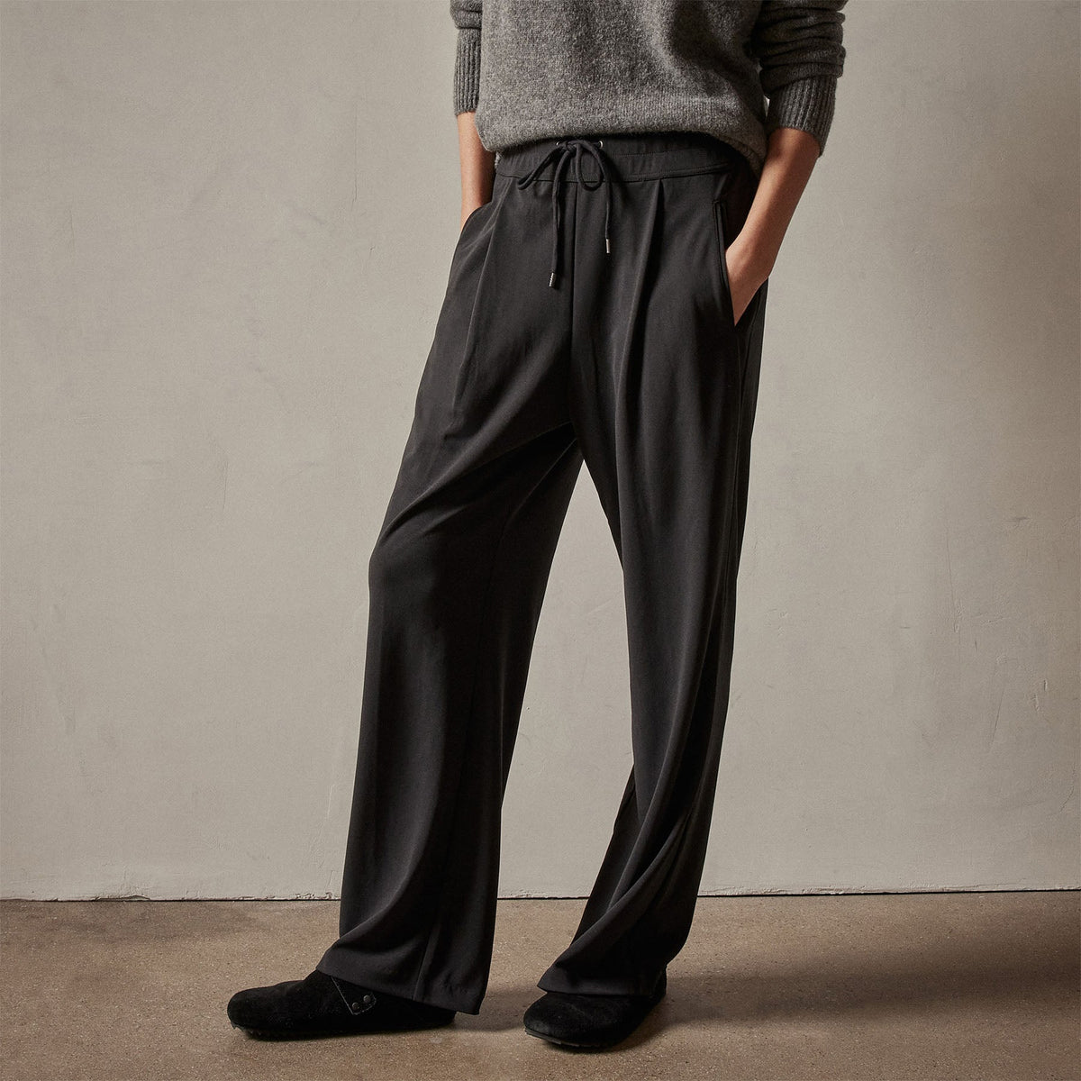 Single Pleat Knit Dress Pant in Black | James Perse Los Angeles
