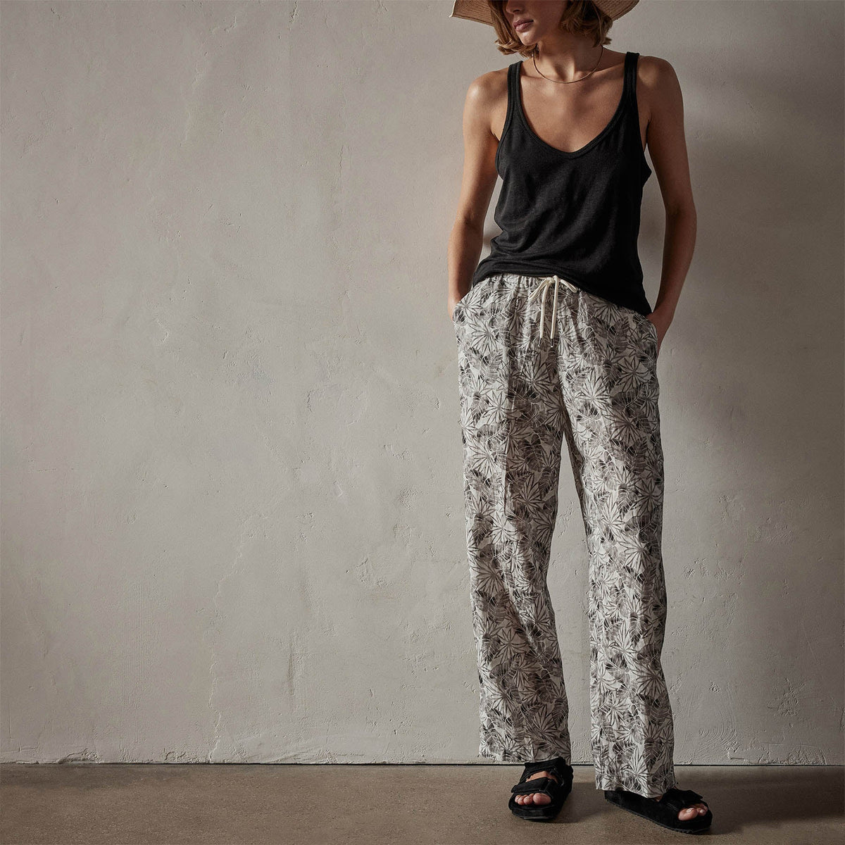 Palm Printed Linen Pant in Carbon | James Perse Los Angeles