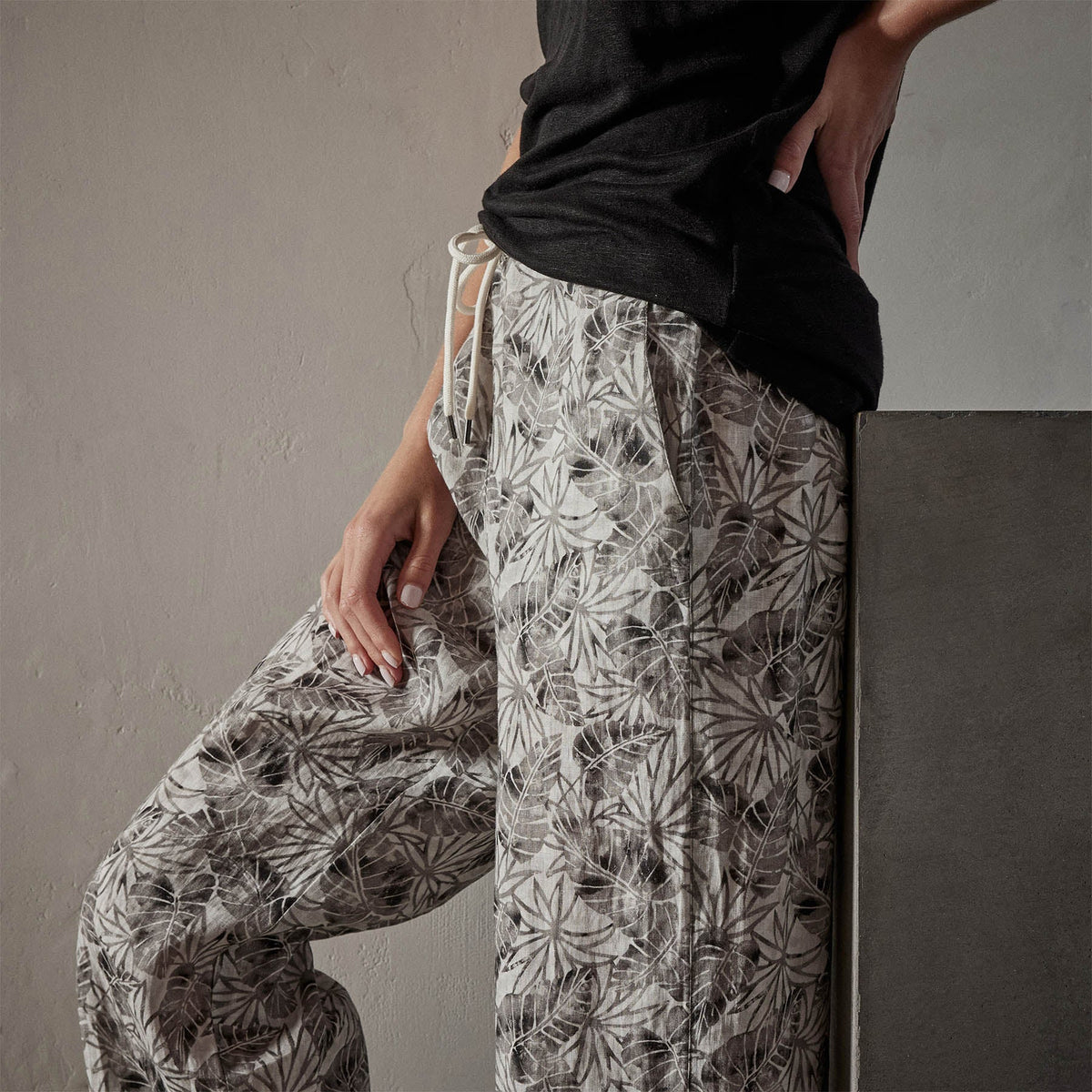 Palm Printed Linen Pant in Carbon | James Perse Los Angeles