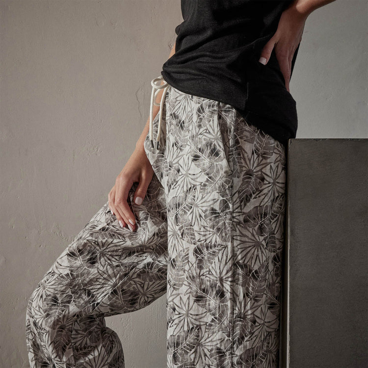 Palm Printed Linen Pant in Carbon | James Perse Los Angeles
