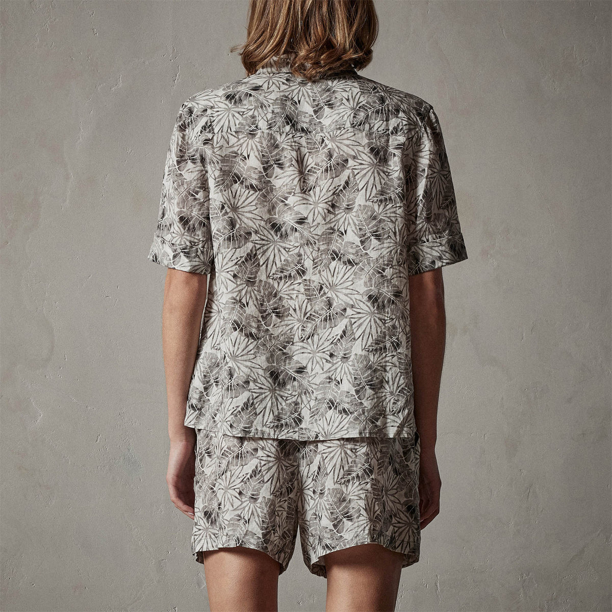 Palm Printed Linen Shirt in Carbon | James Perse Los Angeles