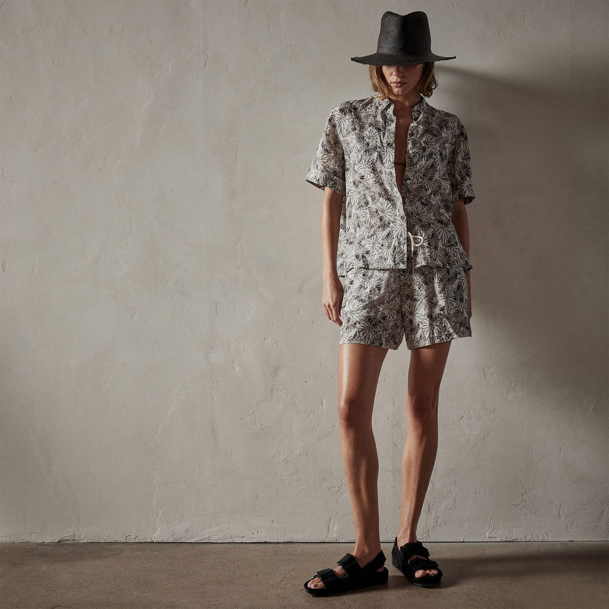 Palm Printed Linen Shirt in Carbon | James Perse Los Angeles
