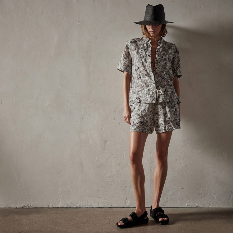 Palm Printed Linen Shirt in Carbon | James Perse Los Angeles