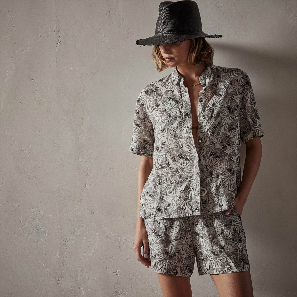 Palm Printed Linen Shirt in Carbon | James Perse Los Angeles
