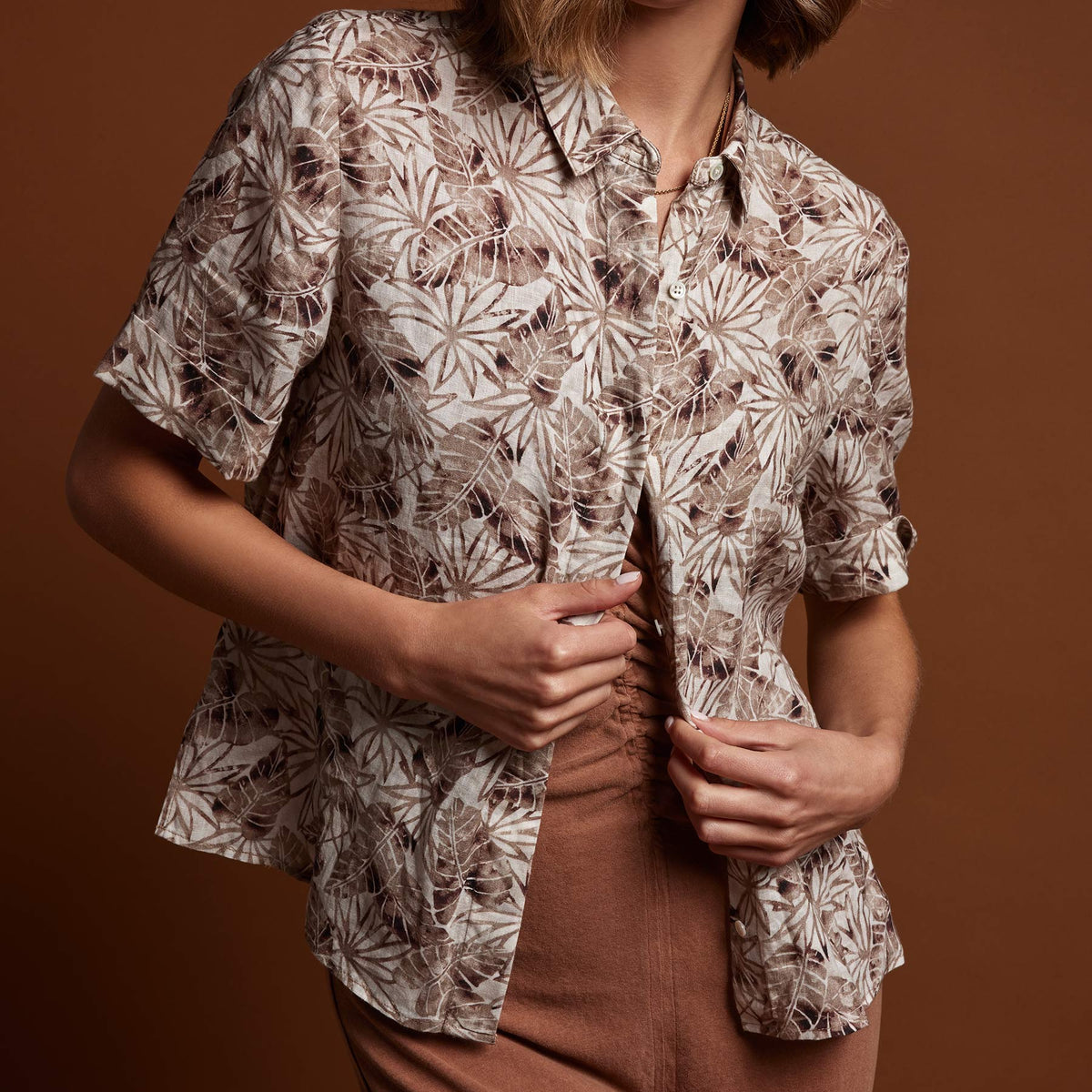 Palm Printed Linen Shirt in Nutmeg | James Perse Los Angeles