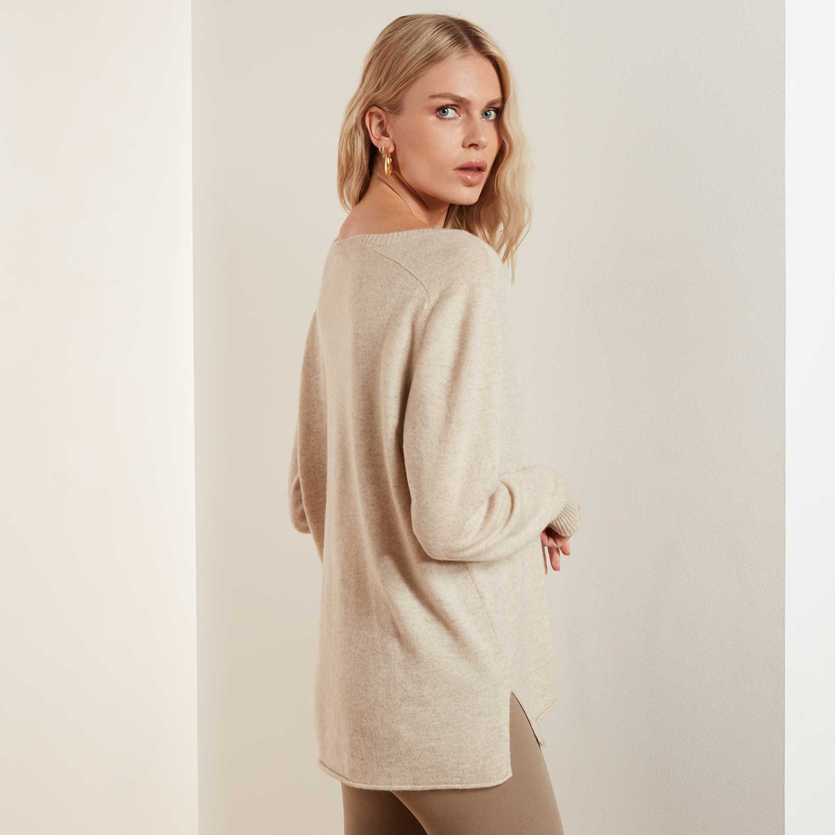 Recycled Cashmere V Neck Sweater - Granola | James Perse Los Angeles