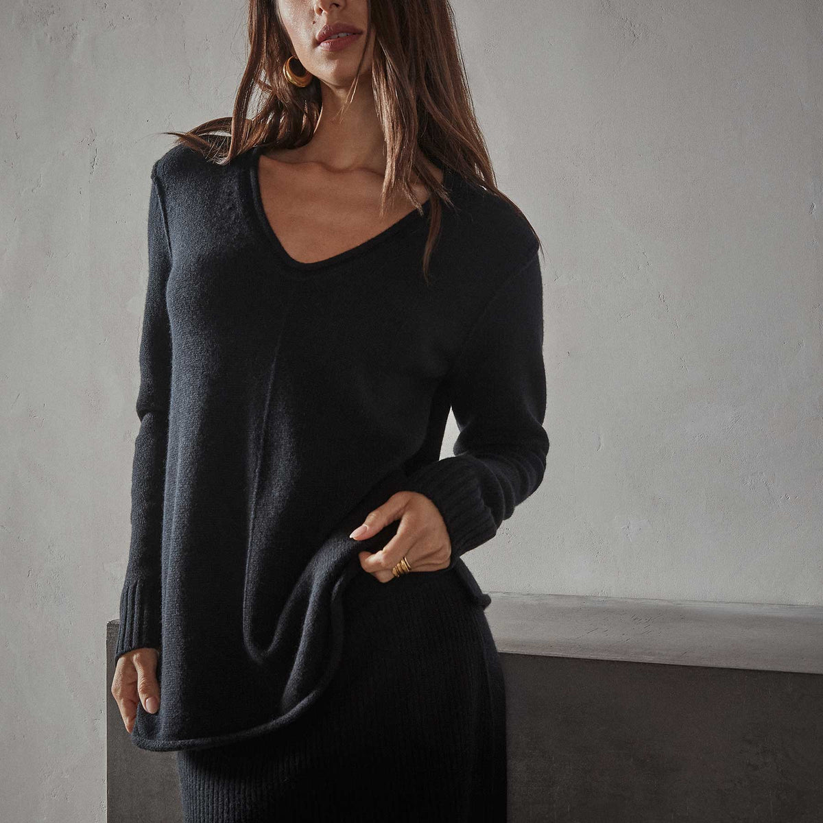 Recycled Cashmere Seamed V Neck in Black | James Perse Los Angeles