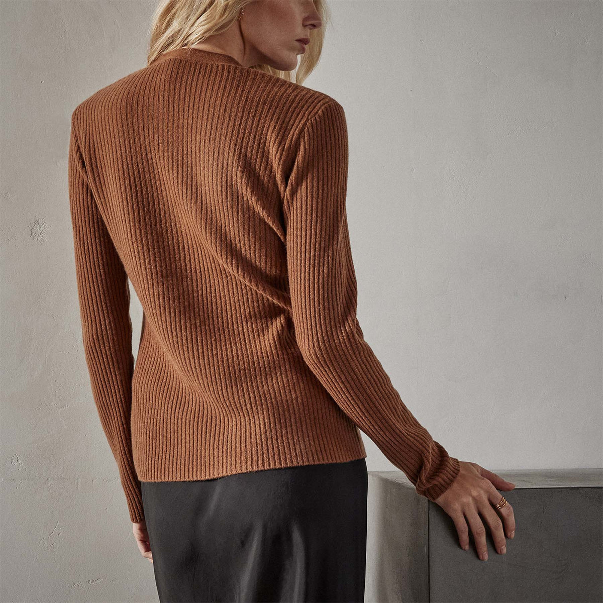 Skinny Rib Soft Vin Neck in Gingerbread | James Perse Los Angeles