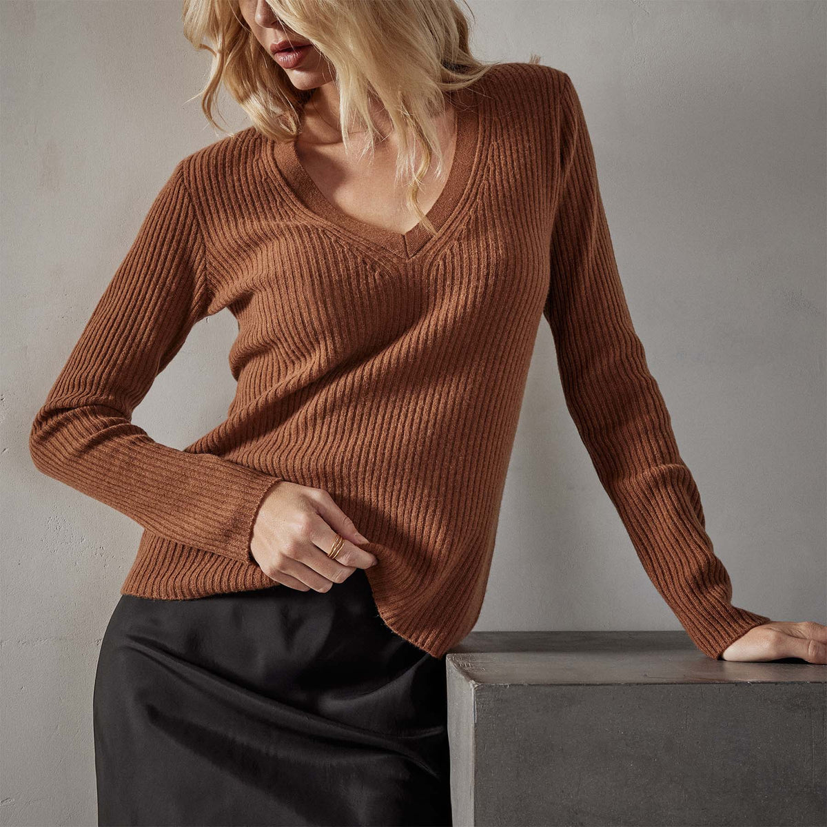 Skinny Rib Soft Vin Neck in Gingerbread | James Perse Los Angeles