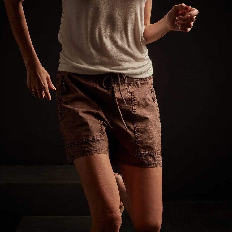 Zip Pocket Utility Short - Malt Pigment | James Perse Los Angeles