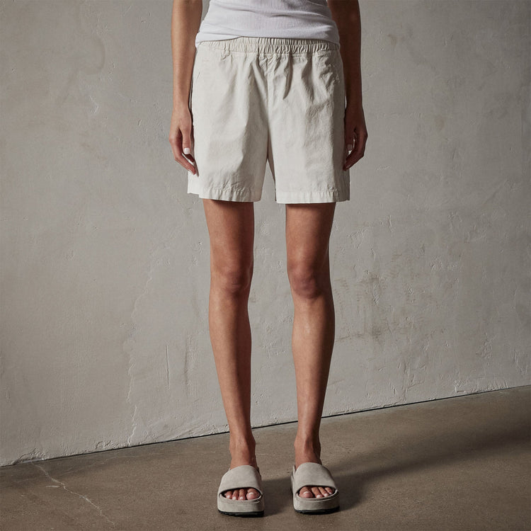 Clean Stretch Poplin Short in White Smoke Pigment | James Perse Los Angeles