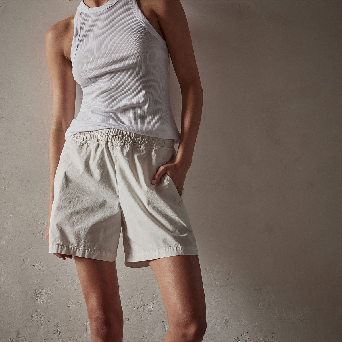 Clean Stretch Poplin Short in White Smoke Pigment | James Perse Los Angeles