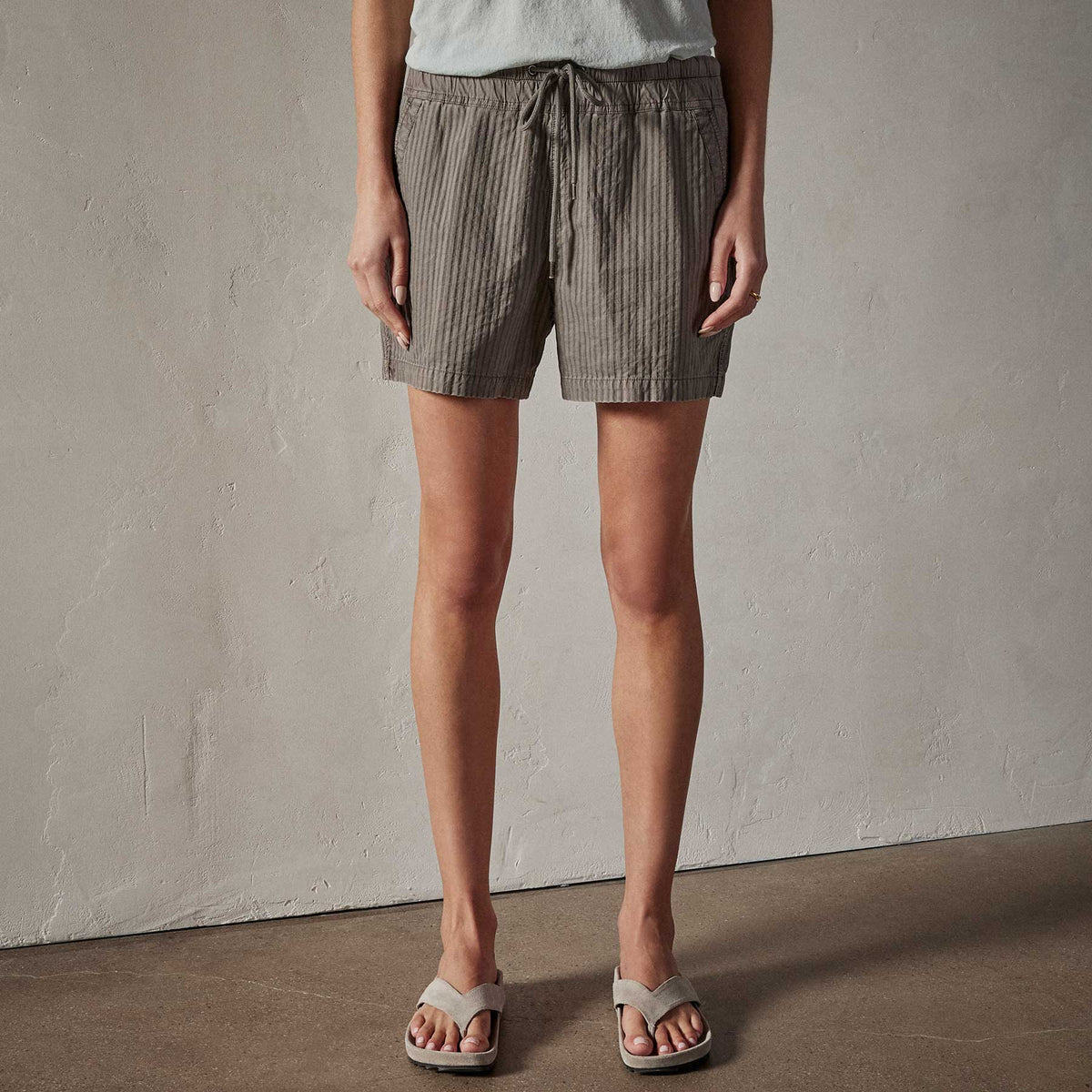 Seersucker Short in River Rock Pigment | James Perse Los Angeles 