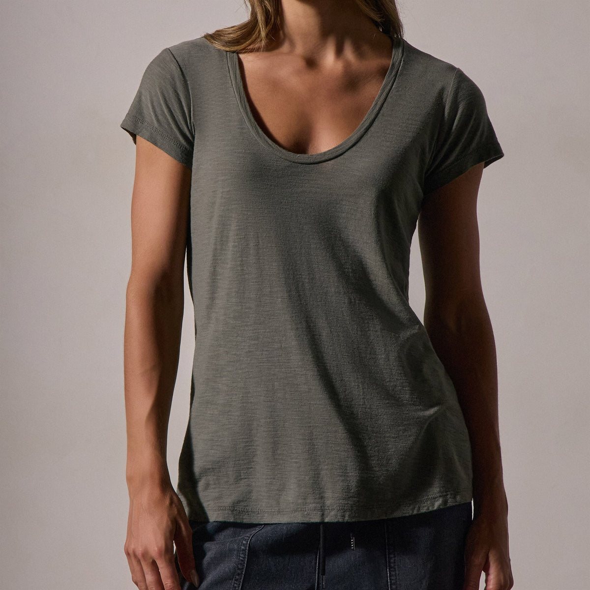 Cotton Crepe Deep Uneck Tee in Palm | James Perse Los Angeles