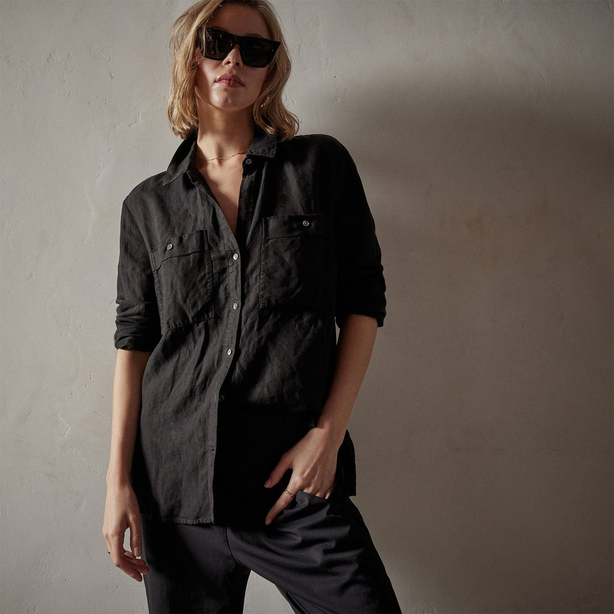 El Matador Linen Shirt in Black | James Perse Los Angeles