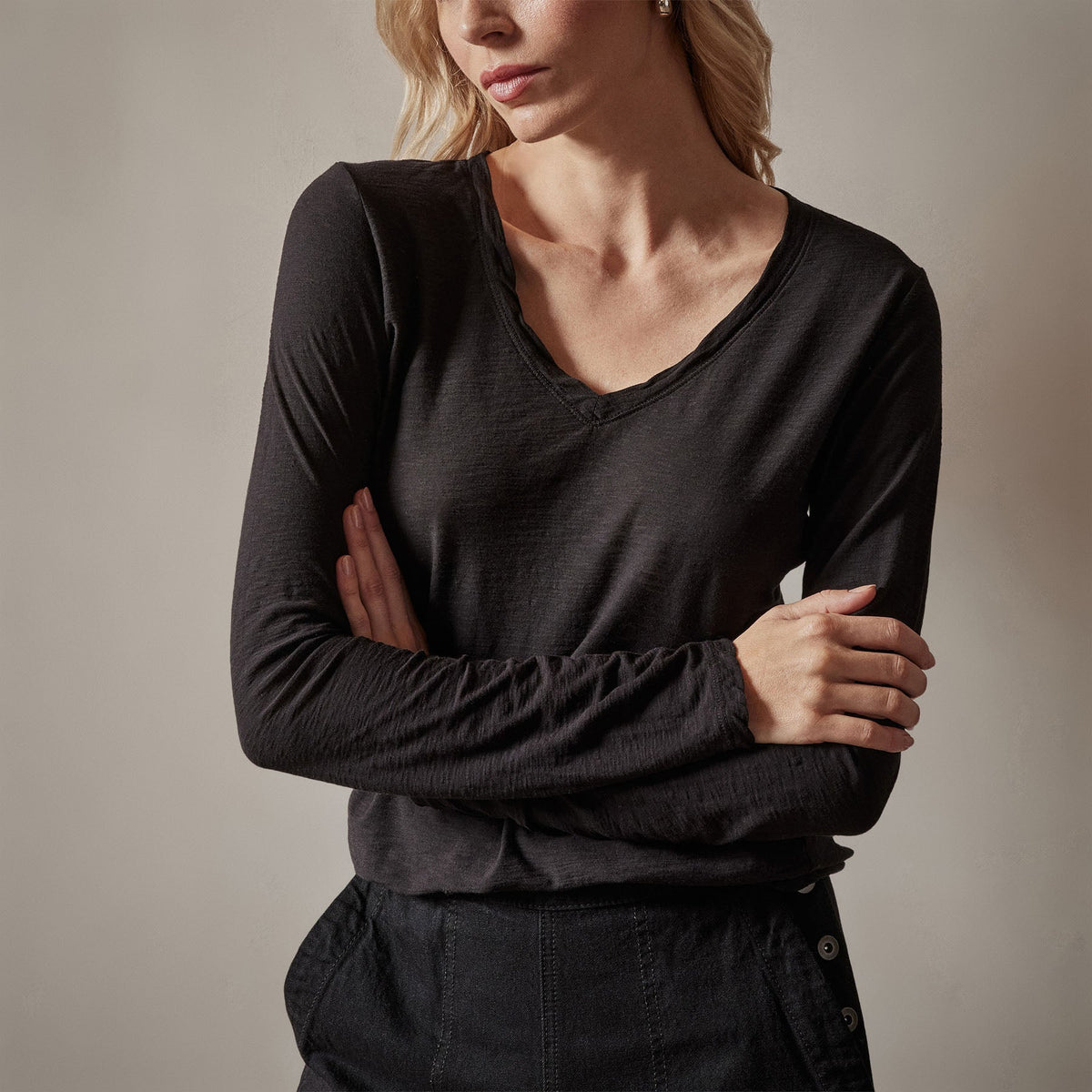 Sheer Slub Long Sleeve V Neck Tee in Black | James Perse Los Angeles