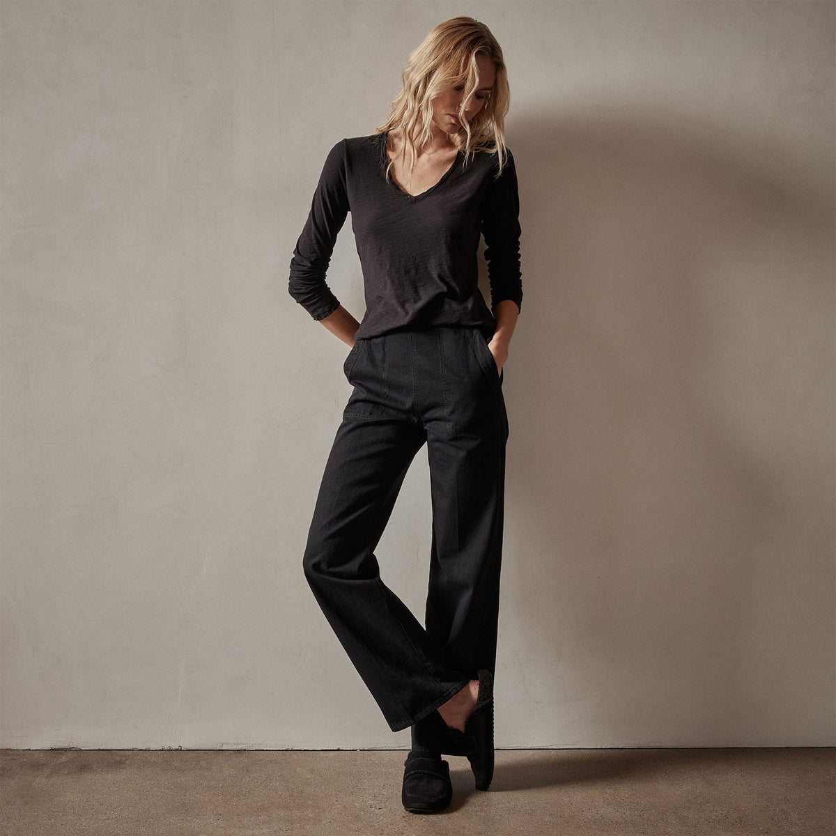 Sheer Slub Long Sleeve V Neck Tee in Black | James Perse Los Angeles