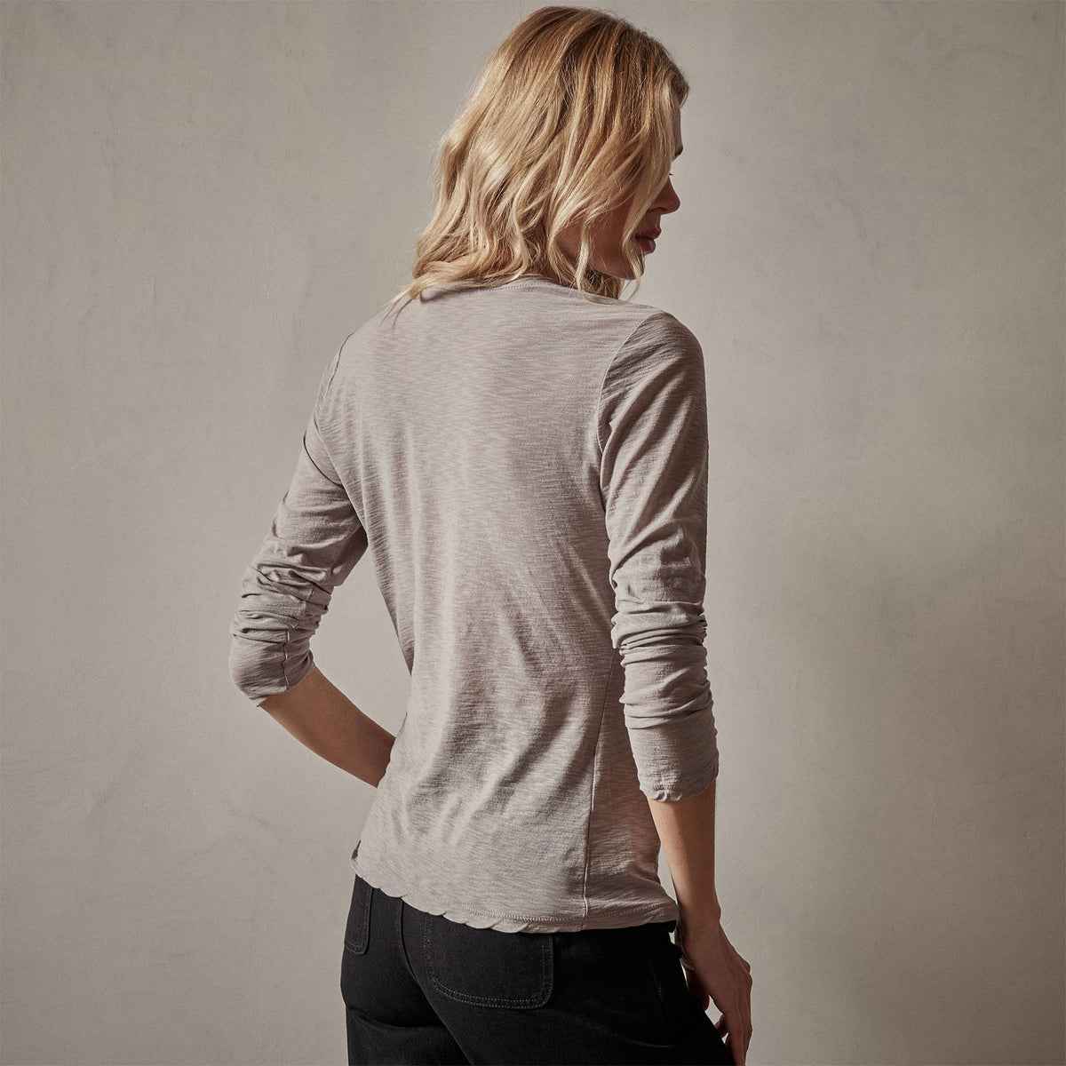 Sheer Slub Long Sleeve V Neck Tee in Dapple | James Perse Los Angeles