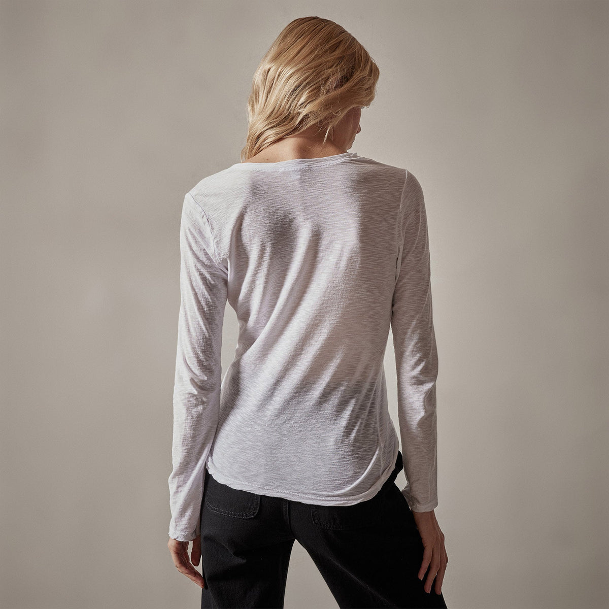 Sheer Slub Long Sleeve V Neck Tee in White | James Perse Los Angeles