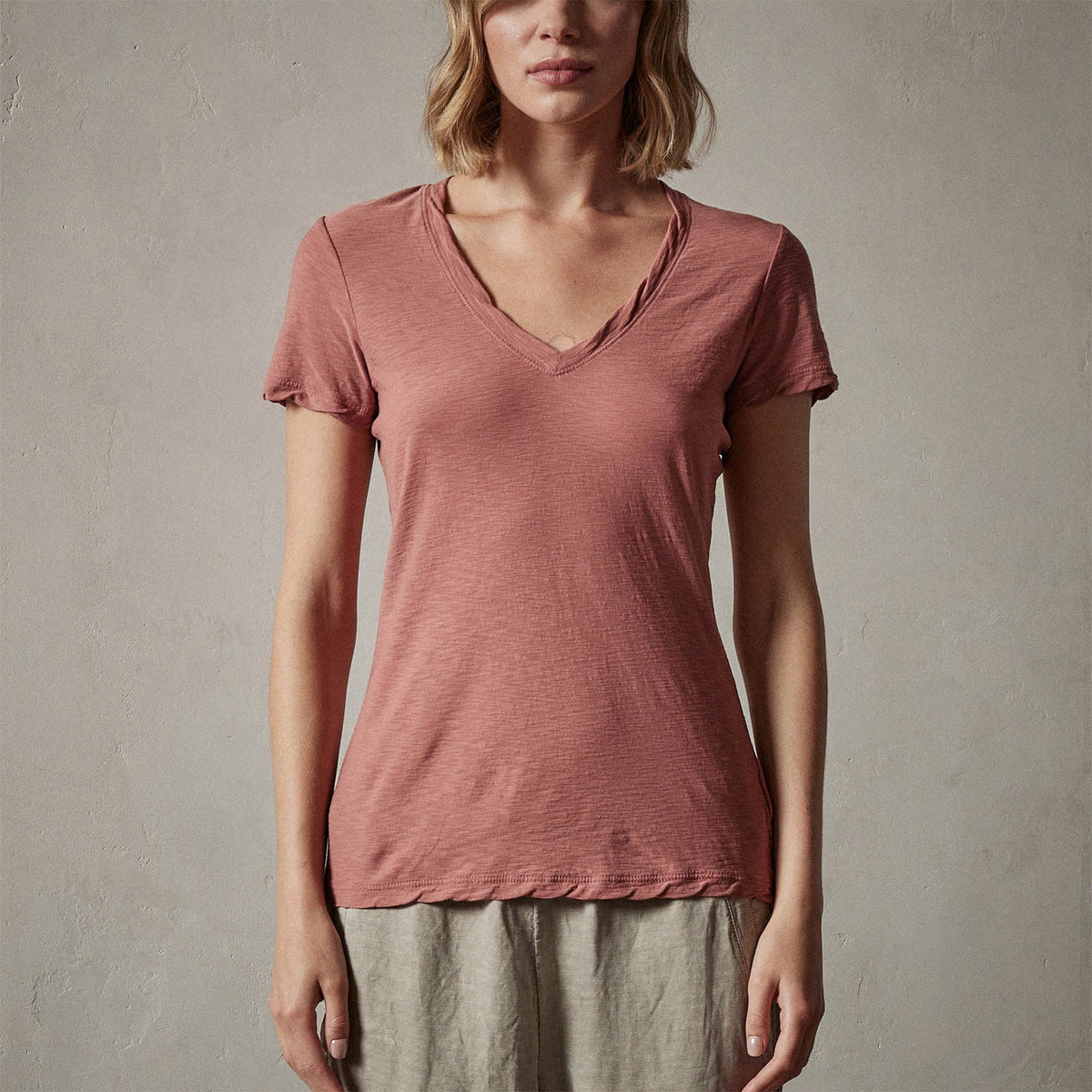 Sheer Slub Casual V Neck in Arizona | James Perse Los Angeles