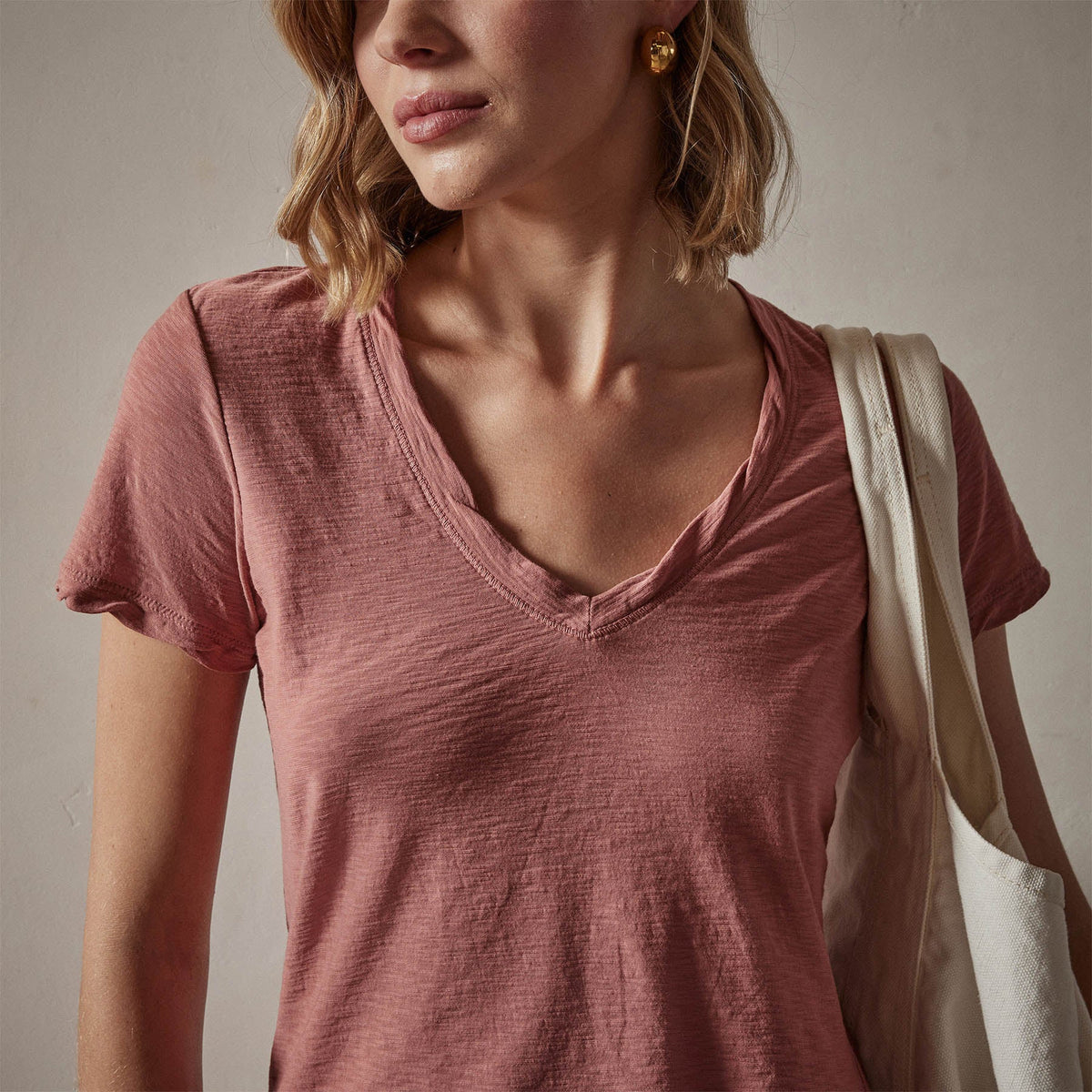 Sheer Slub Casual V Neck in Arizona | James Perse Los Angeles