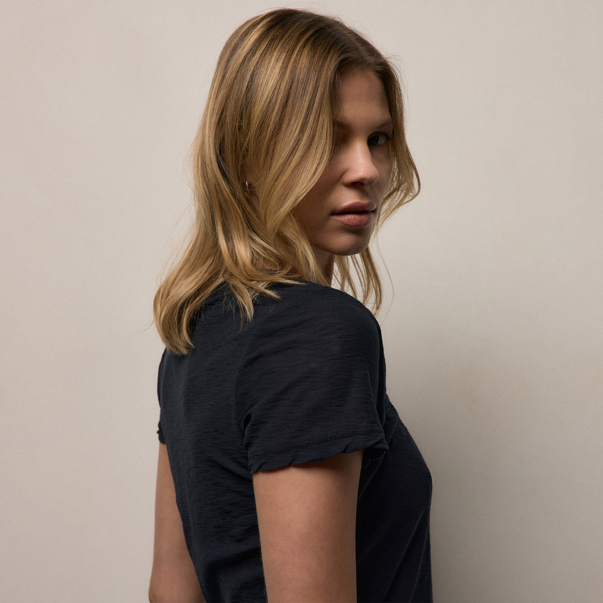 Sheer Slub Casual V Neck in Deep | James Perse Los Angeles