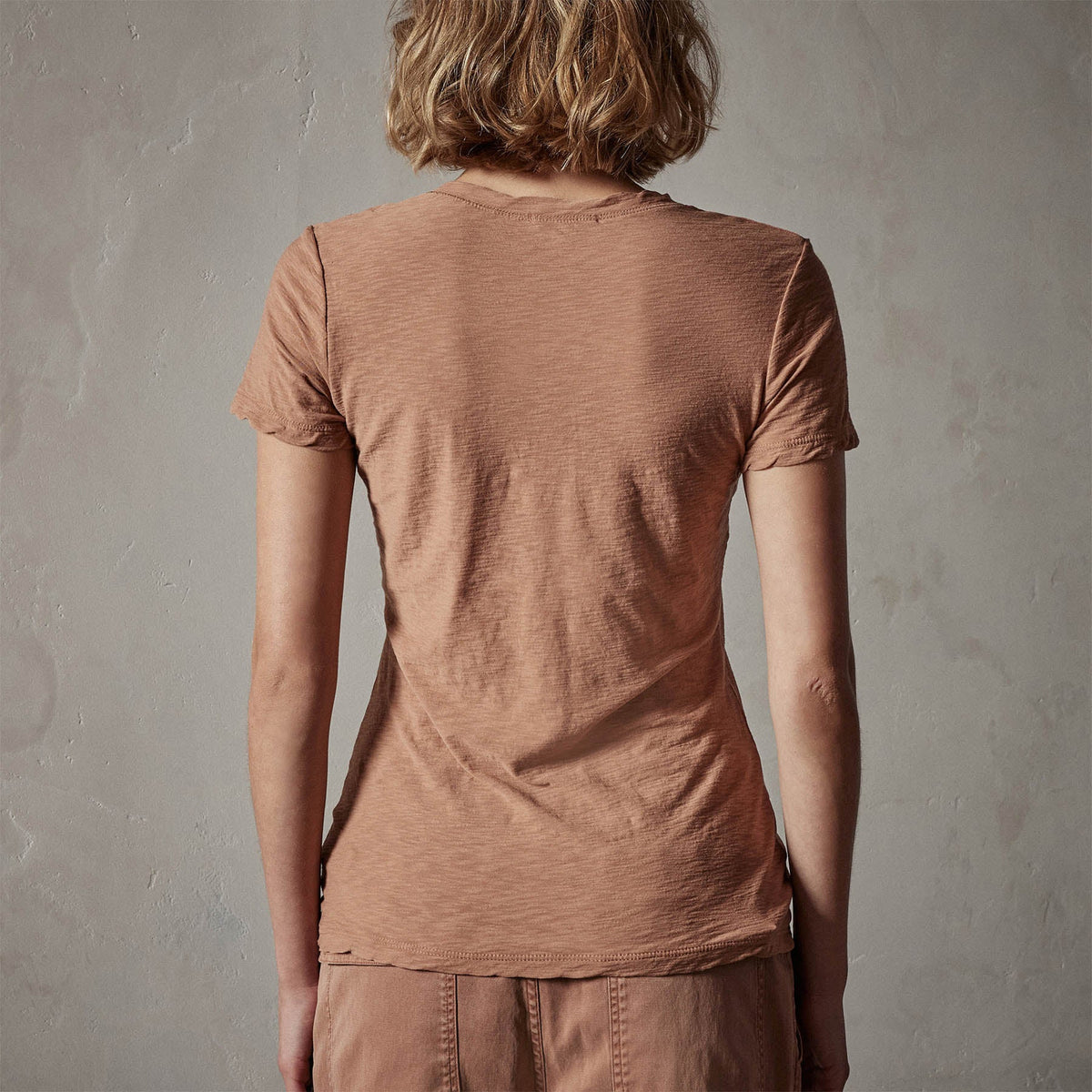 Sheer Slub Casual V Neck in Nutmeg | James Perse Los Angeles