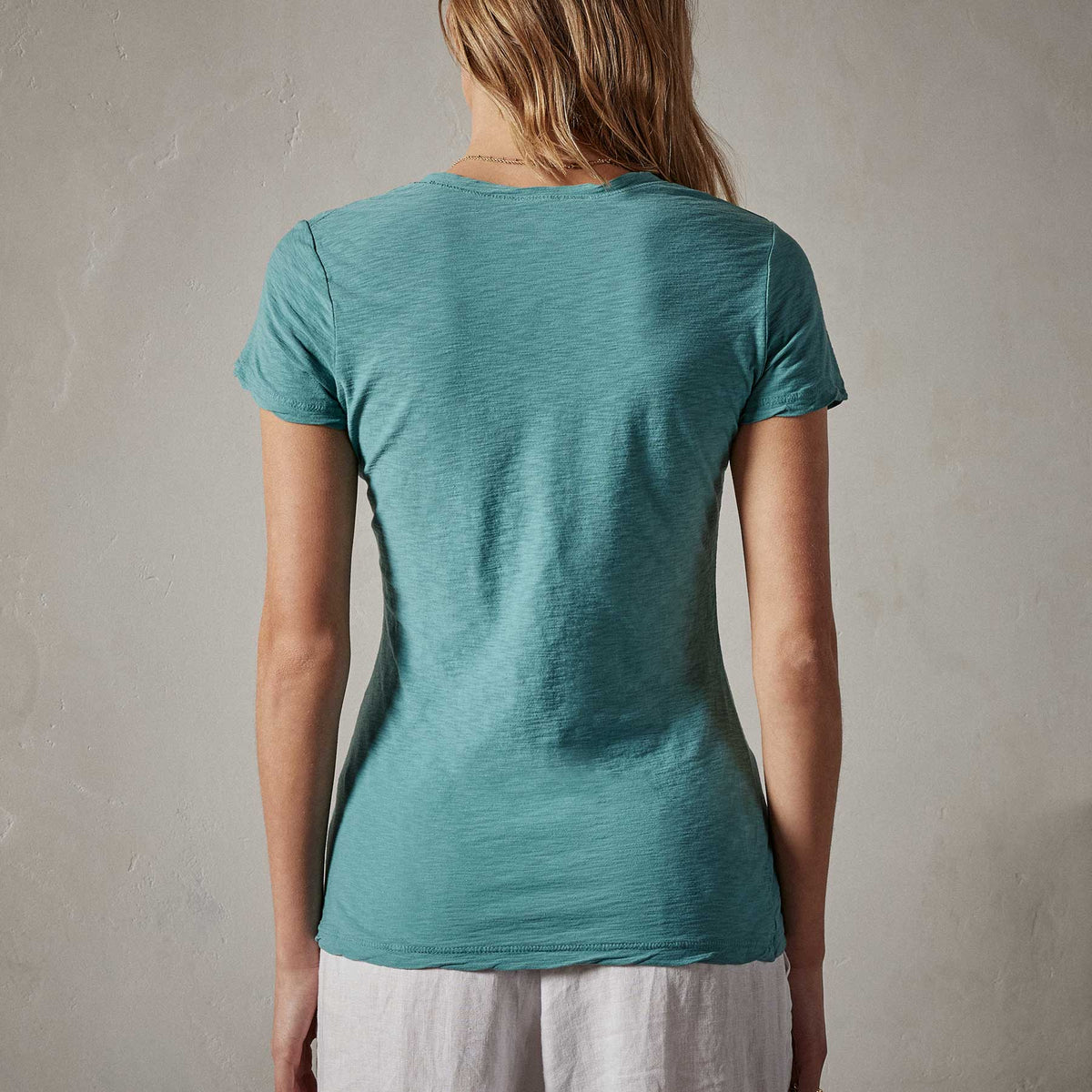 Sheer Slub Casual V Neck in Sprite | James Perse Los Angeles 